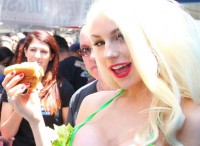 Courtney+Stodden+promotes+Pink+Hot+Dogs+New+0aUSPl6PLZ_l